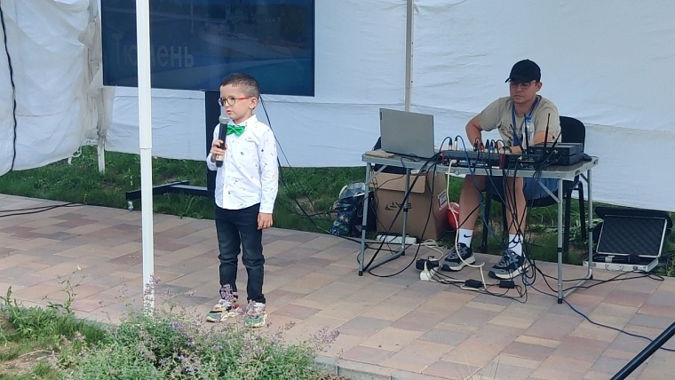 Хоот векки, Владислав Петрович. В сквере Крапивина вспоминают Командора