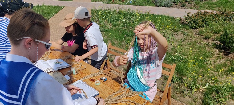 Хоот векки, Владислав Петрович. В сквере Крапивина вспоминают Командора