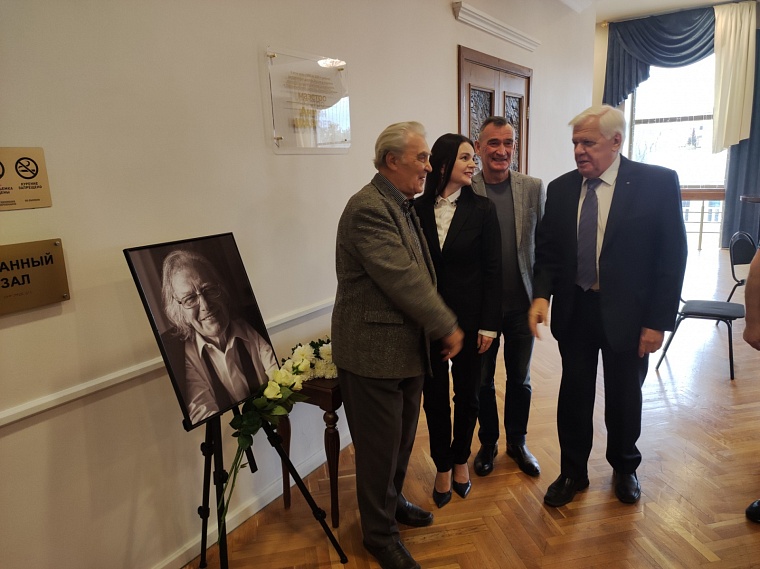 Маэстро Шароеву в Тюменской филармонии установили памятный знак