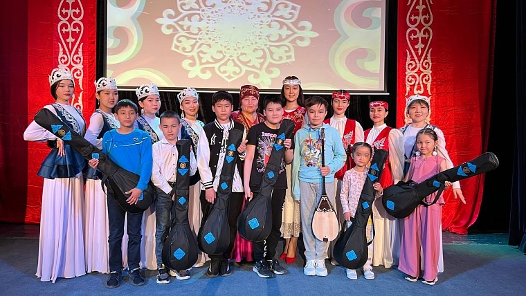 Для детского ансамбля домбристов в Тюмени закупили эксклюзивные инструменты