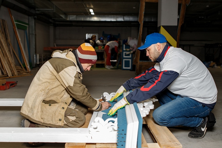 Волонтеры «Мессояханефтегаза» восстановили символы деревянного зодчества Тюмени