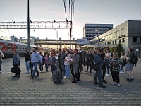 Сто человек массовки, дождь по сценарию и перекрытая платформа: на ж/д вокзале снимали "Вахтовый метод"