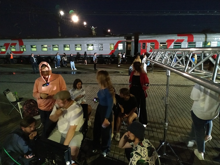 Сто человек массовки, дождь по сценарию и перекрытая платформа: на ж/д вокзале снимали "Вахтовый метод"