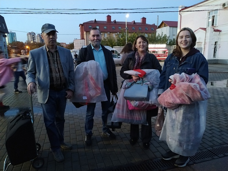 Сто человек массовки, дождь по сценарию и перекрытая платформа: на ж/д вокзале снимали "Вахтовый метод"