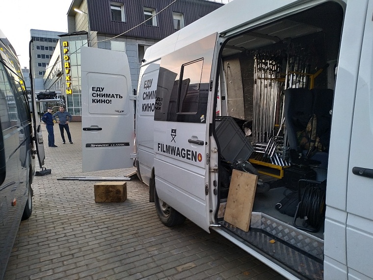 Сто человек массовки, дождь по сценарию и перекрытая платформа: на ж/д вокзале снимали "Вахтовый метод"