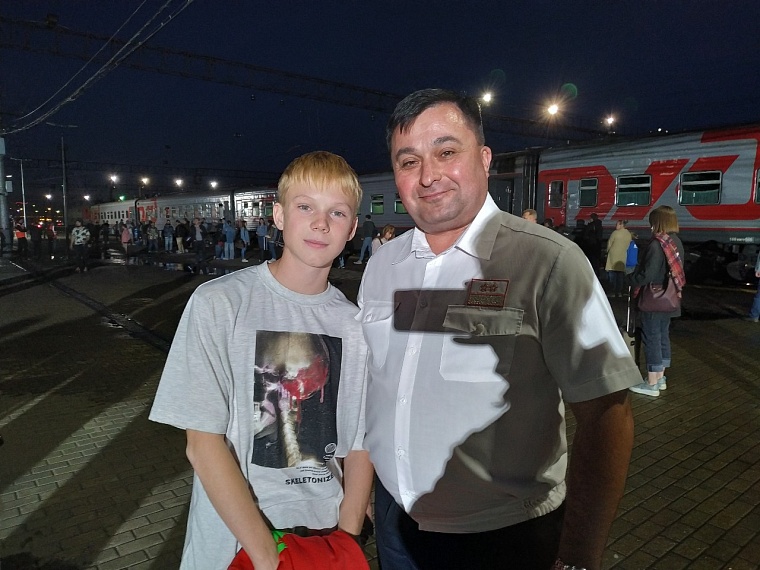 Сто человек массовки, дождь по сценарию и перекрытая платформа: на ж/д вокзале снимали "Вахтовый метод"