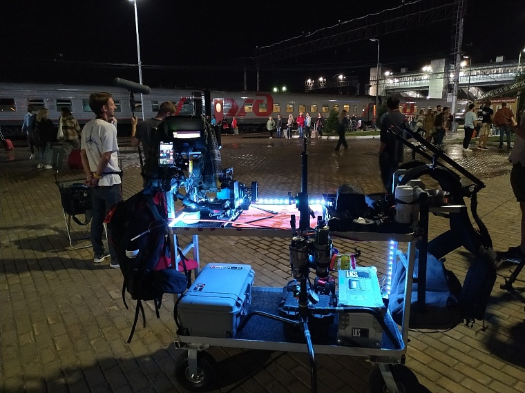 Сто человек массовки, дождь по сценарию и перекрытая платформа: на ж/д вокзале снимали "Вахтовый метод"