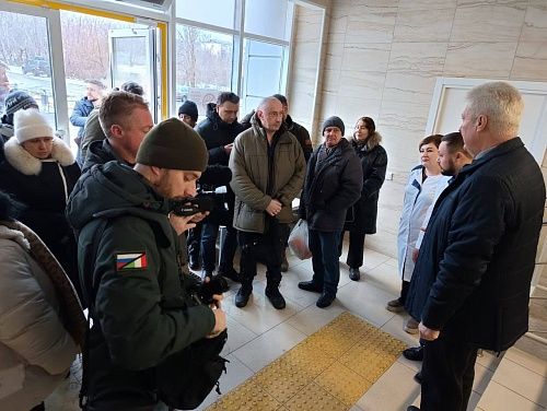 Мэр Краснодона показал иностранным журналистам соцобъекты, отремонтированные Тюменской областью