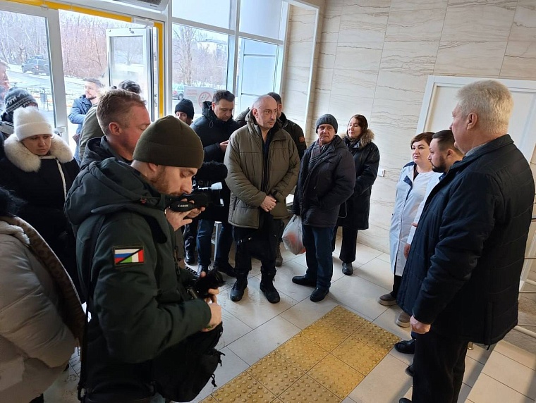 Мэр Краснодона показал иностранным журналистам соцобъекты, отремонтированные Тюменской областью