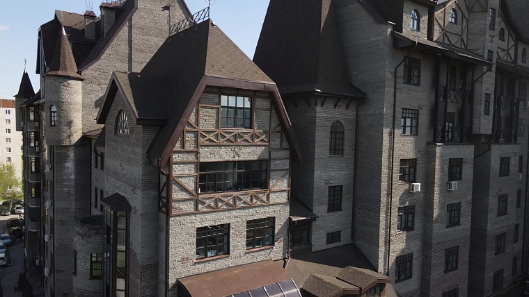 Скандальный замок. Как сегодня живется в одном из самых заметных домов Тюмени