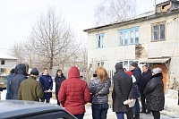Представители администрации Тюмени встретились с жителями аварийного дома на ул. Изумрудной, 9