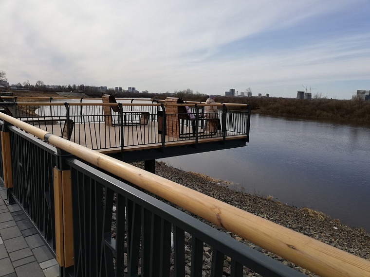 Парк Заречный: тюменцы занимают лежаки