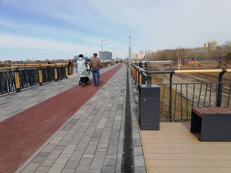 Парк Заречный: тюменцы занимают лежаки