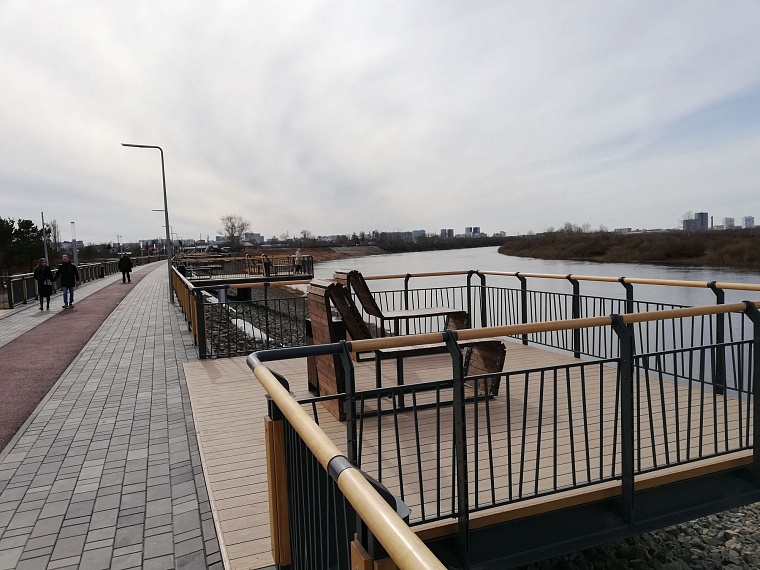 Парк Заречный: тюменцы занимают лежаки