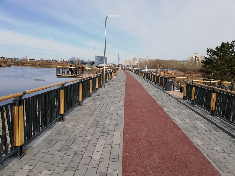 Парк Заречный: тюменцы занимают лежаки