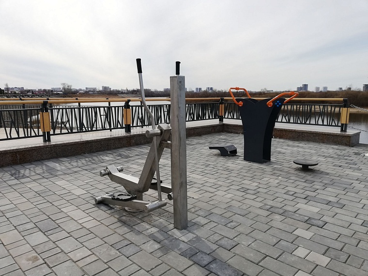 Парк Заречный: тюменцы занимают лежаки