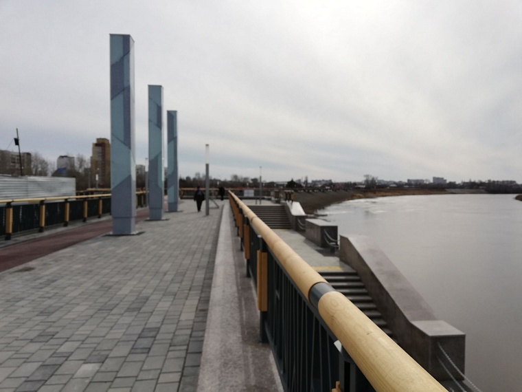 Парк Заречный: тюменцы занимают лежаки