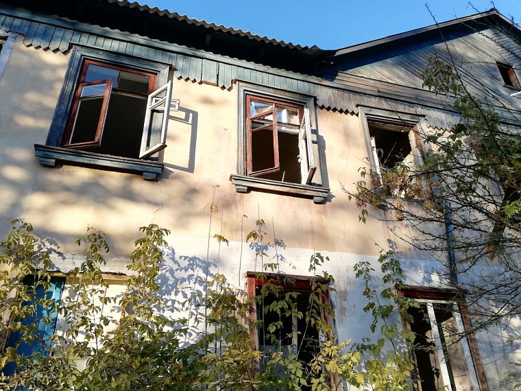 Тюменку оштрафовали на 500 тысяч рублей за затянувшийся снос аварийного дома