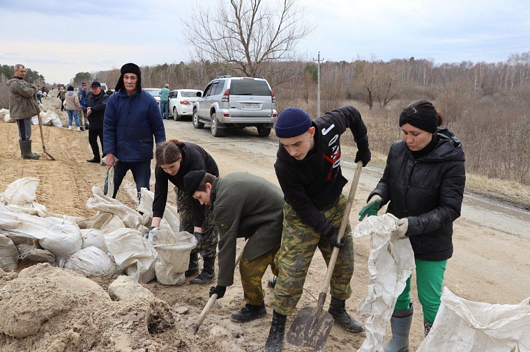 В Ялуторовском районе завершились работы по укреплению земляного вала
