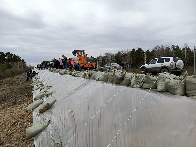 В Ялуторовском районе завершились работы по укреплению земляного вала