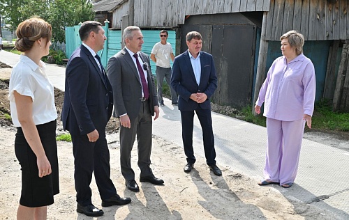 В Омутинском Александр Моор проверил ремонт, выполненный после личного обращения жителей