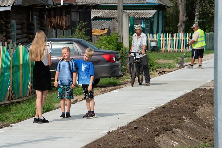 В Омутинском Александр Моор проверил ремонт, выполненный после личного обращения жителей