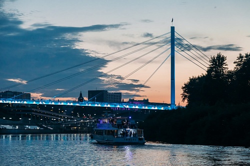 Перед салютом  в День города Тюмени на мосту Влюблённых включат парадную подсветку