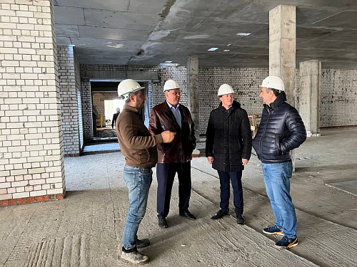 В строящейся школе в Винзили подрядчик приступает к оштукатуриванию и отделке фасада