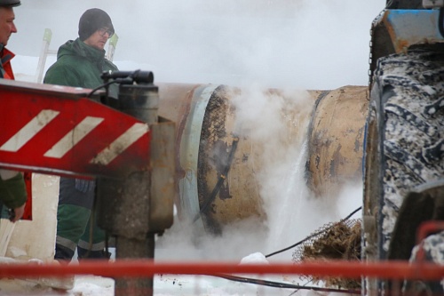 В Тюмени на улице Широтной меняют элемент теплосети