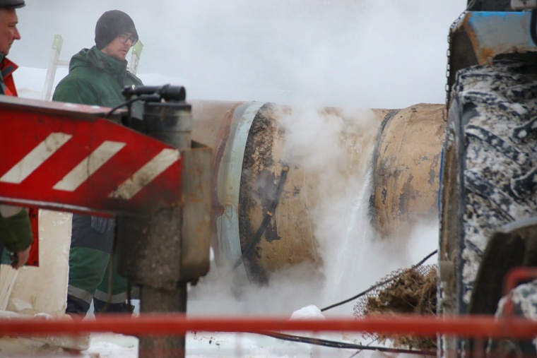 В Тюмени на улице Широтной меняют элемент теплосети