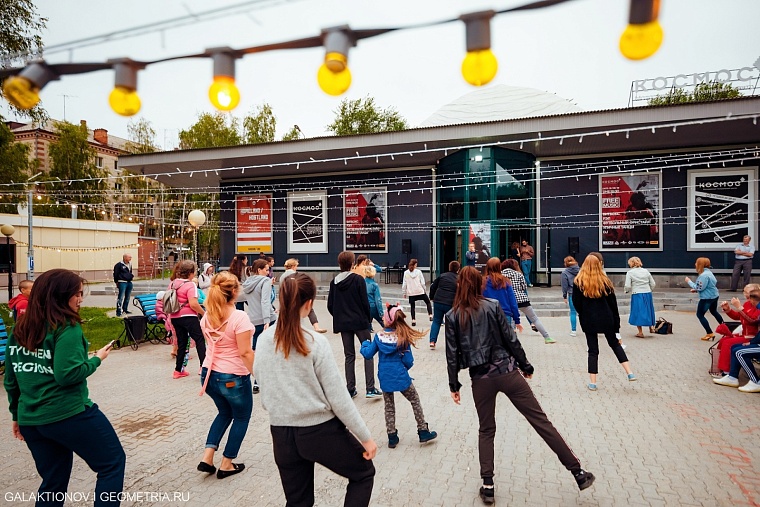 В Главном управлении строительства прокомментировали снос бывшего кинотеатра "Космос" в Тюмени