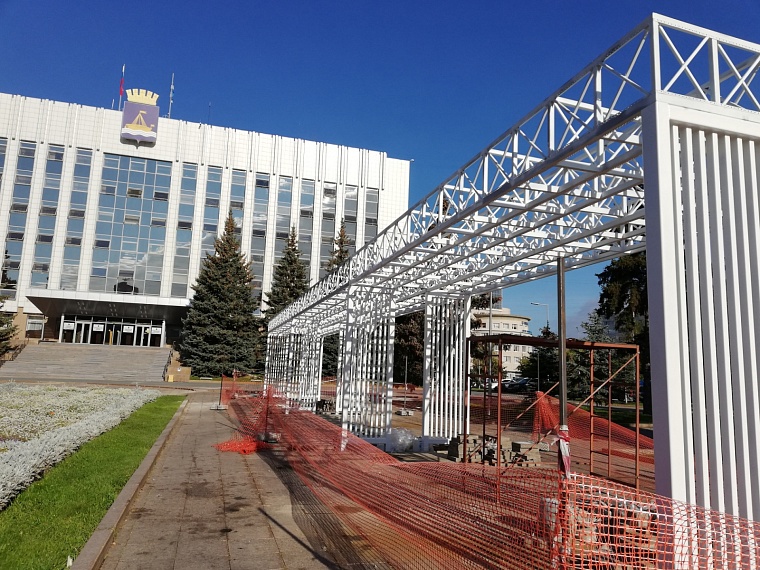 У администрации Тюмени устанавливают "Городские качели"