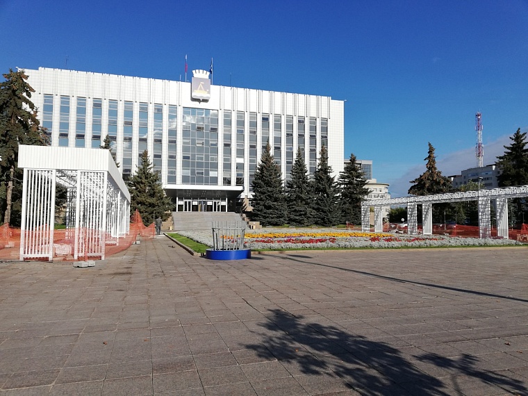 У администрации Тюмени устанавливают "Городские качели"