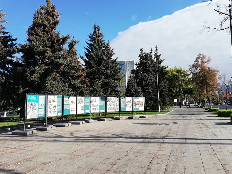 У администрации Тюмени устанавливают "Городские качели"