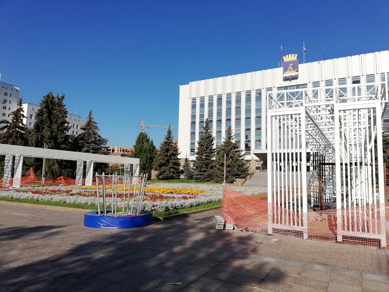 У администрации Тюмени устанавливают "Городские качели"