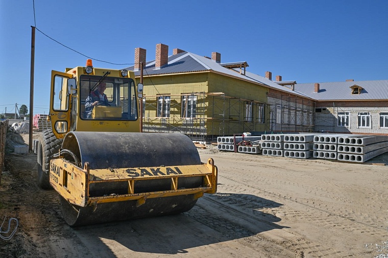 Губернатор Александр Моор поздравил строителей с профессиональным праздником