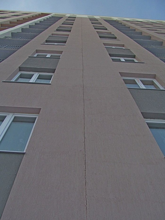 Тоболяков напугал температурный шов в новой высотке