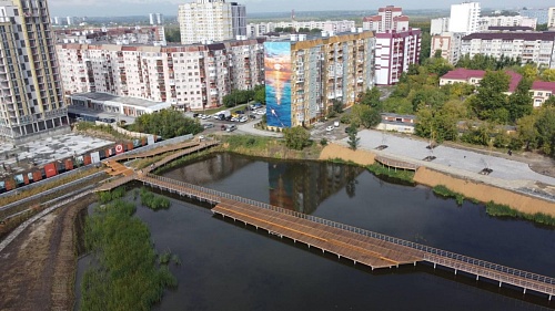 На фасаде у озера Тихого в Тюмени появился мурал с закатом