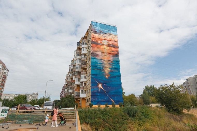 На фасаде у озера Тихого в Тюмени появился мурал с закатом