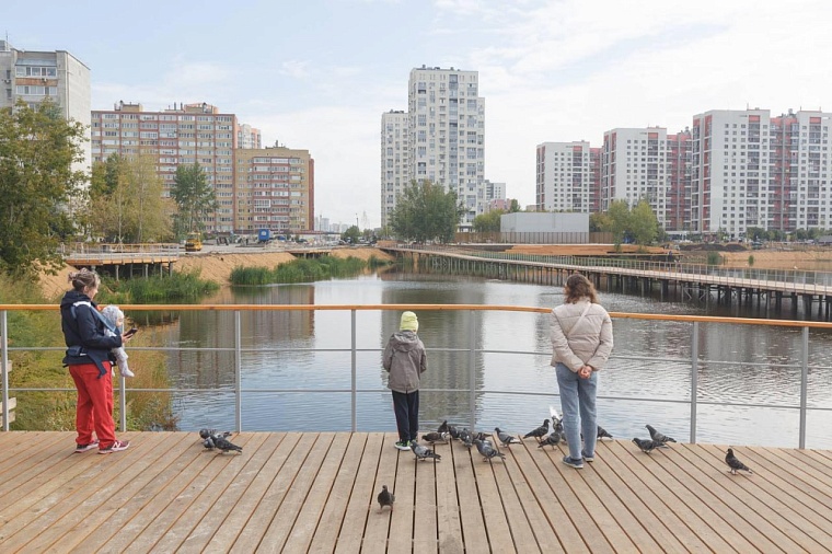 На фасаде у озера Тихого в Тюмени появился мурал с закатом