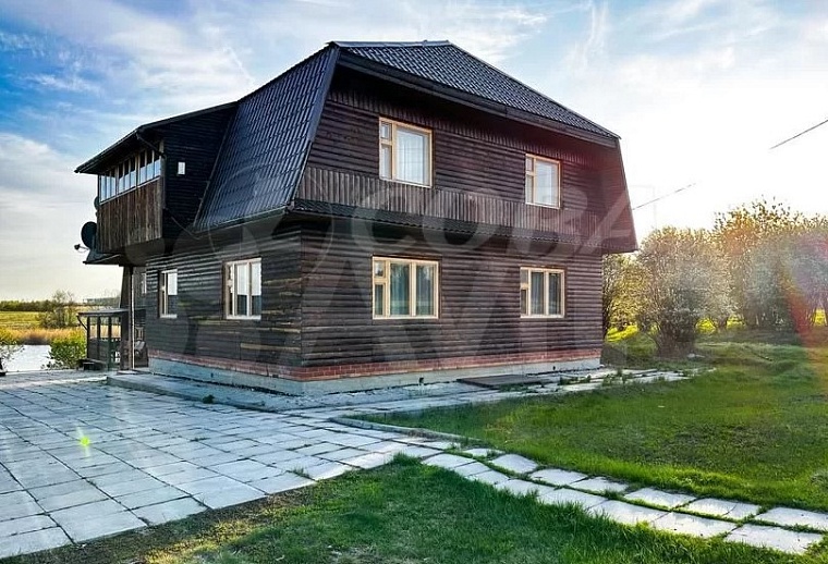 Водоемы, сады, прислуга: топ-5 самых дорогих загородных особняков Тюмени