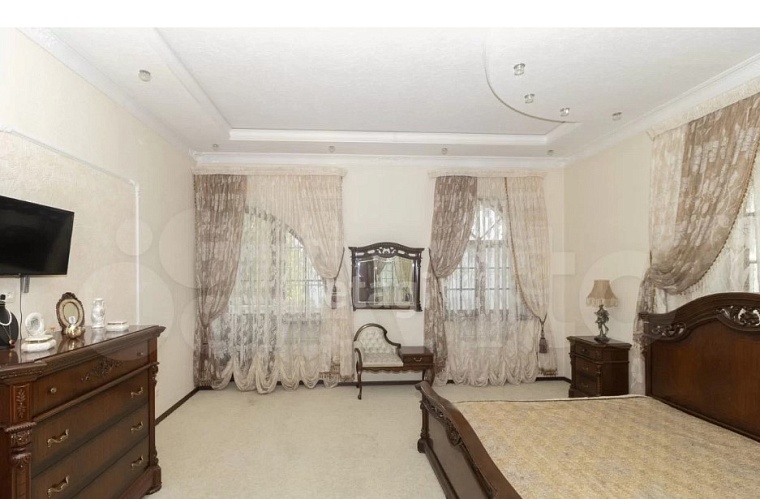 Водоемы, сады, прислуга: топ-5 самых дорогих загородных особняков Тюмени