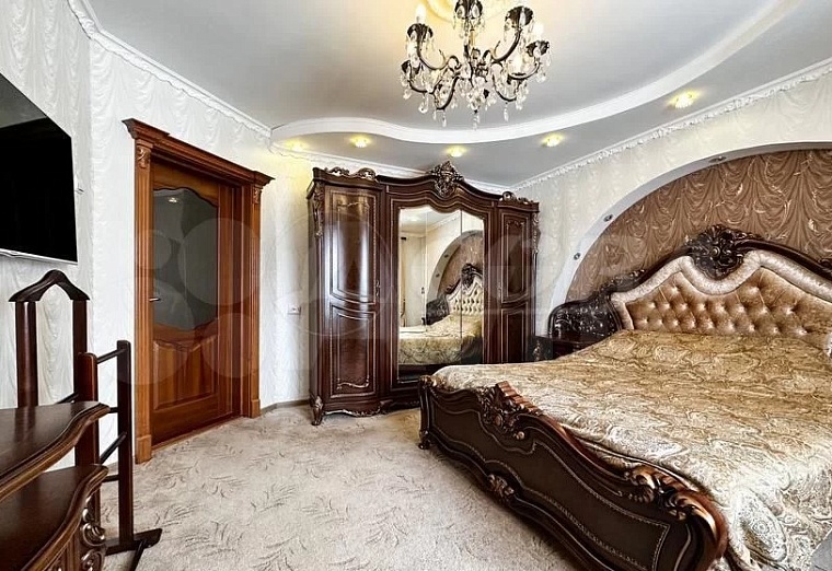 Водоемы, сады, прислуга: топ-5 самых дорогих загородных особняков Тюмени