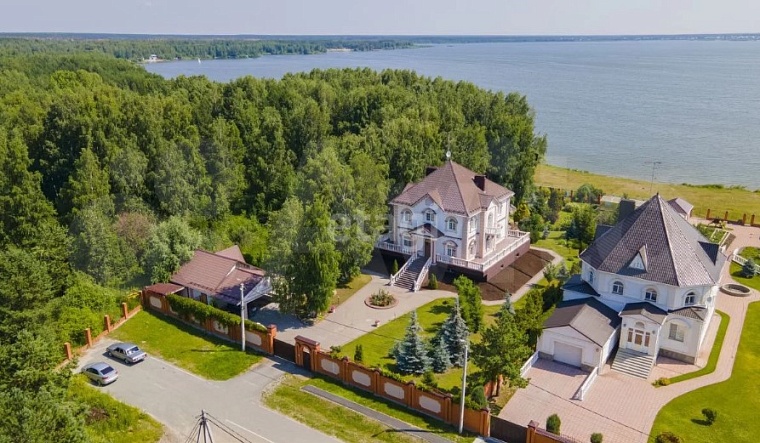 Водоемы, сады, прислуга: топ-5 самых дорогих загородных особняков Тюмени