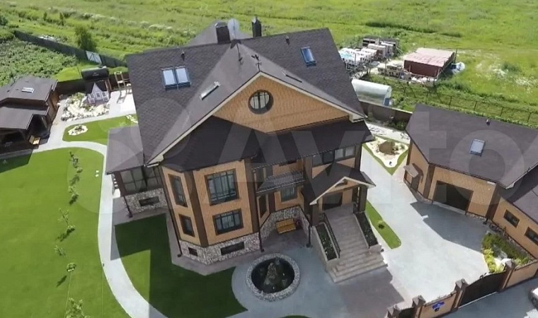 Водоемы, сады, прислуга: топ-5 самых дорогих загородных особняков Тюмени