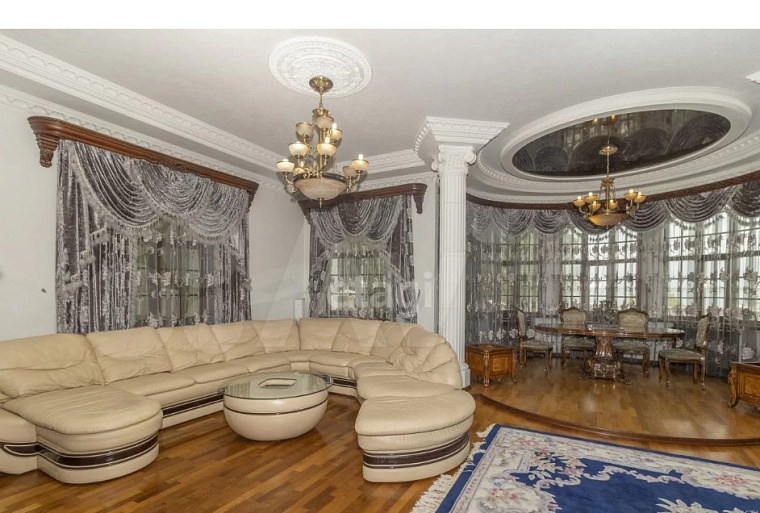 Водоемы, сады, прислуга: топ-5 самых дорогих загородных особняков Тюмени