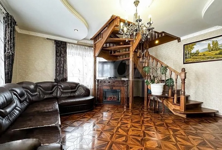 Водоемы, сады, прислуга: топ-5 самых дорогих загородных особняков Тюмени