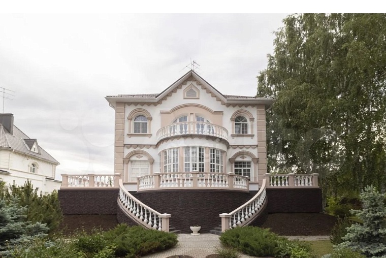 Водоемы, сады, прислуга: топ-5 самых дорогих загородных особняков Тюмени