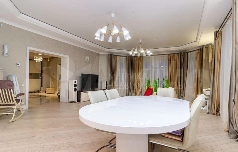 Водоемы, сады, прислуга: топ-5 самых дорогих загородных особняков Тюмени