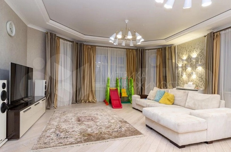 Водоемы, сады, прислуга: топ-5 самых дорогих загородных особняков Тюмени